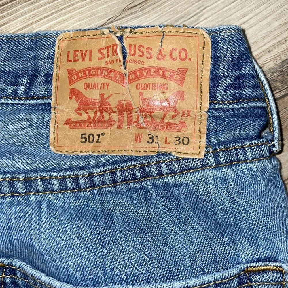Levi's 501 Men Jeans 31x30 Denim Button Fly Straight Leg Distressed Light Wash‎